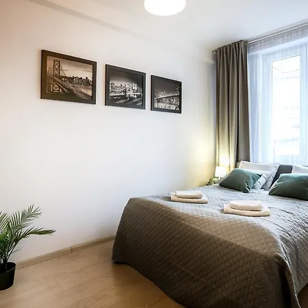 Fully-furnished With Air Conditioning For Families, Cracow Old Town Apartment